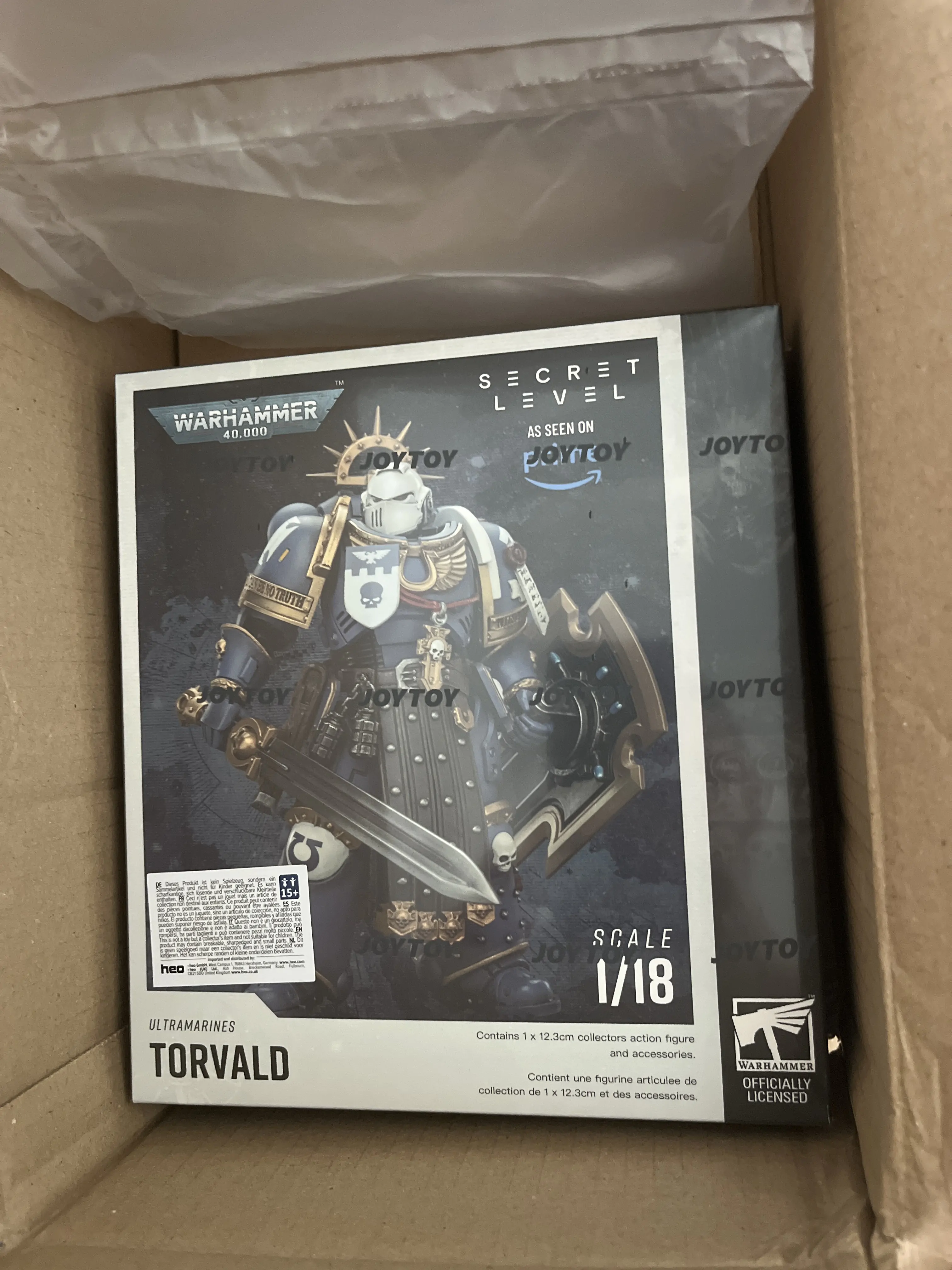 Warhammer 40,000 Ultramarines Torvald with Power Sword, Stormshield and Bolt Pistol akciófigura 13 cm termékfotó