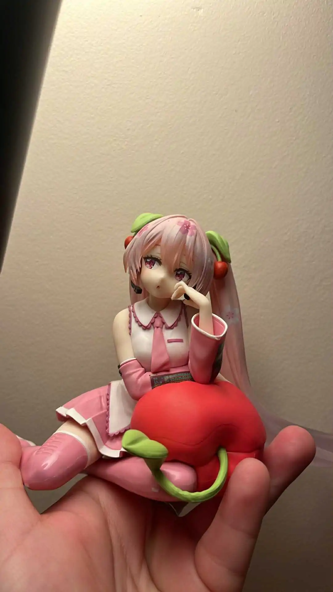 Hatsune Miku Desktop Cute figura Sakura Miku Cherry Cushion Ver. PVC szobor figura 13 cm termékfotó