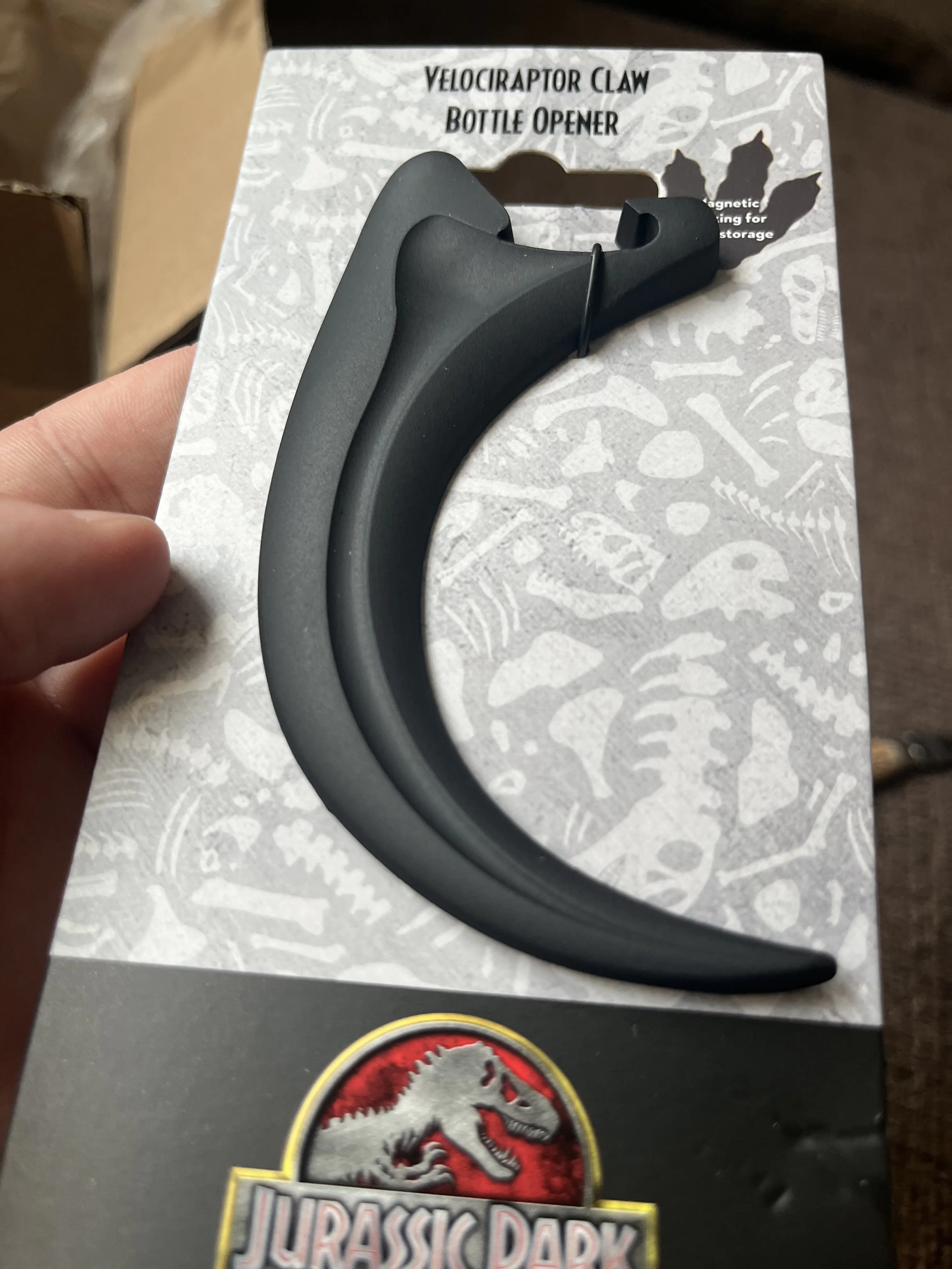 Jurassic Park  Velociraptor Claw sörnyitó hűtőmágnes termékfotó