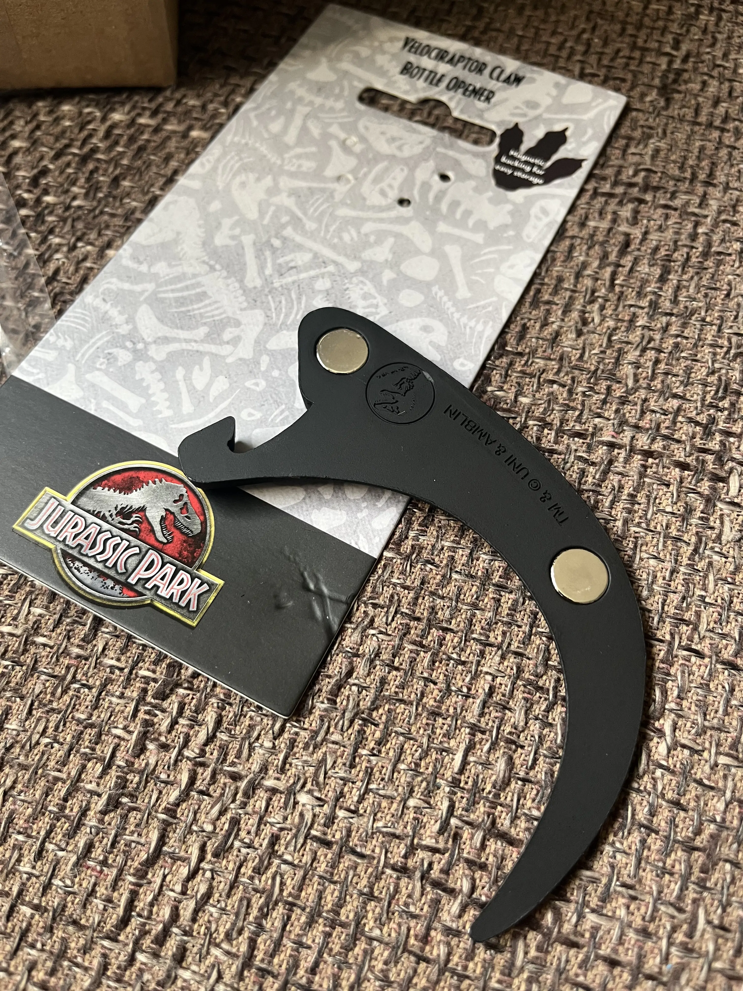 Jurassic Park  Velociraptor Claw sörnyitó hűtőmágnes termékfotó