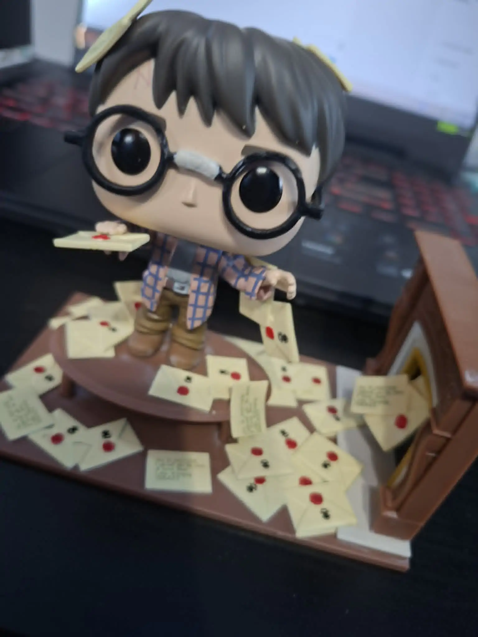 Funko POP figura Deluxe Harry Potter Anniversary Harry Potter with Hogwarts Letters Exkluzív termékfotó