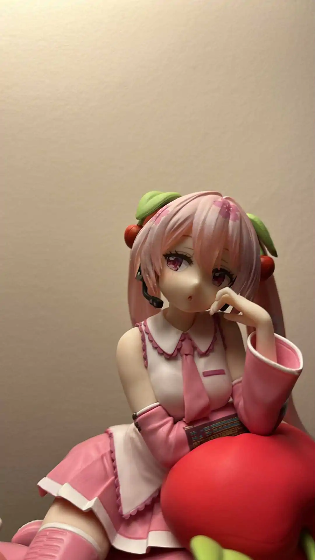 Hatsune Miku Desktop Cute figura Sakura Miku Cherry Cushion Ver. PVC szobor figura 13 cm termékfotó