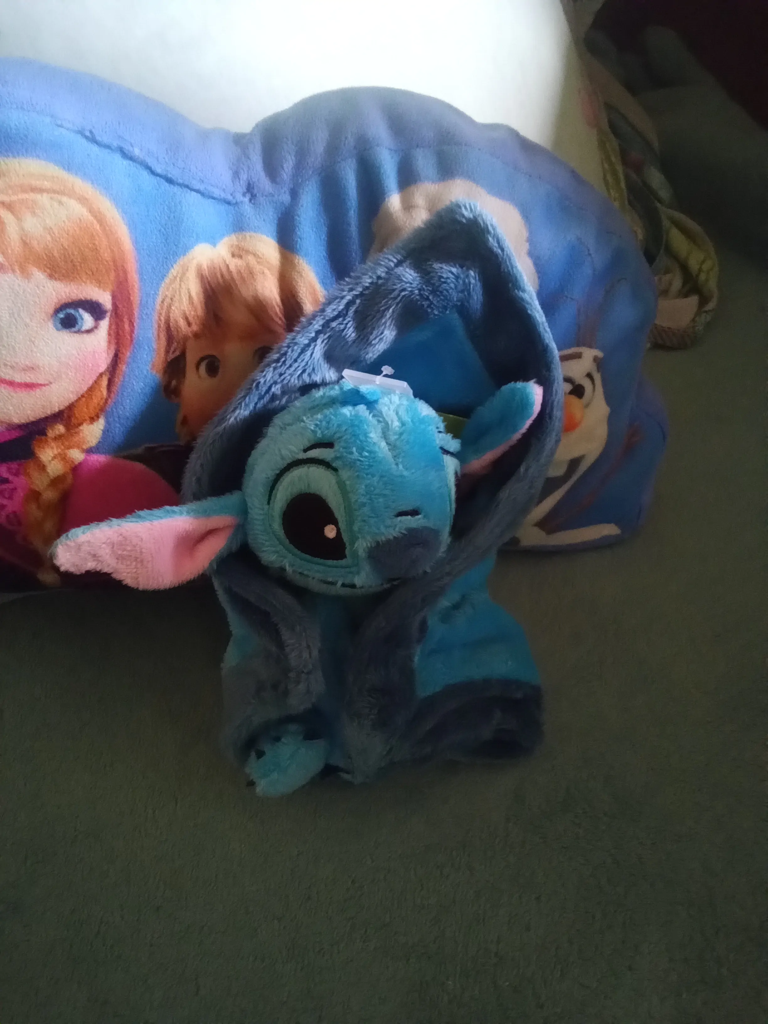 Stitch plüss alvókendővel 13 cm termékfotó