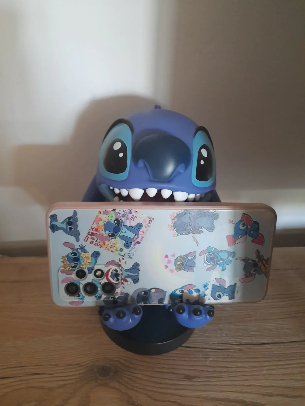 Lilo & Stitch Smiley Stitch kontroller/telefon tartó Cable Guy figura 21 cm termékfotó