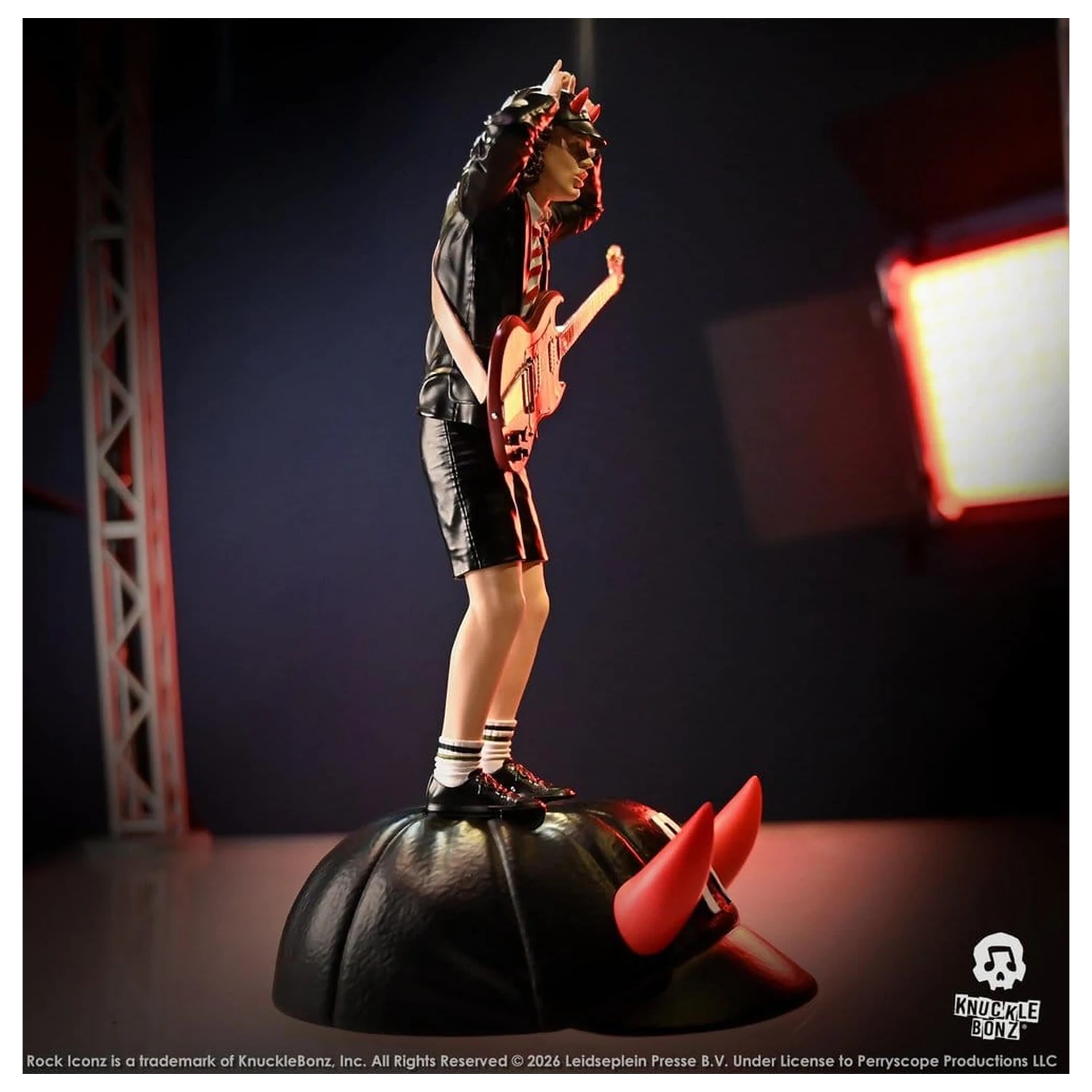 AC/DC Rock Iconz Angus Young IV figura 23 cm termékfotó