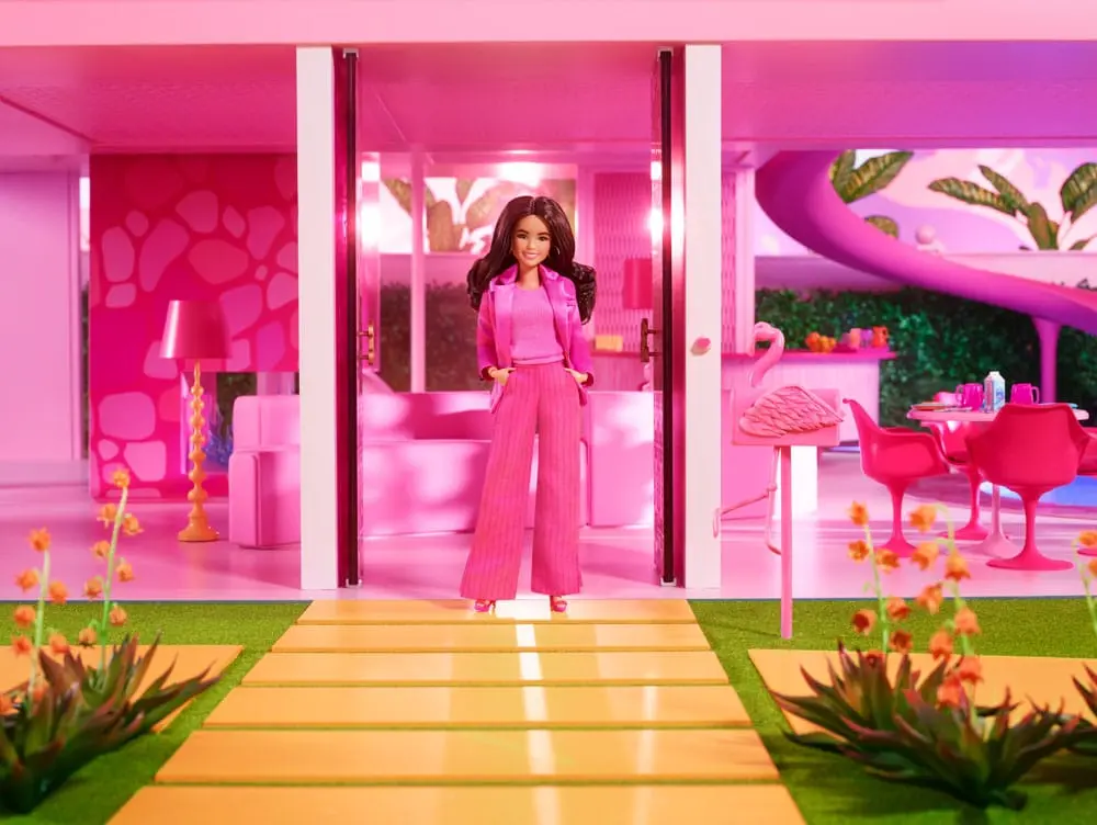 Barbie The Movie Gloria Wearing Pink Power Pantsuit játék baba termékfotó