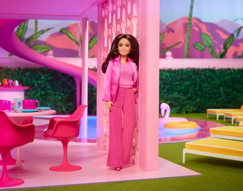 Barbie The Movie Gloria Wearing Pink Power Pantsuit játék baba termékfotó