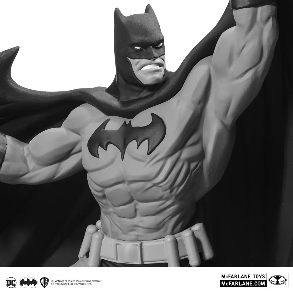 Batman Black &amp; White Batman by Denys Cowan szobor figura 25 cm termékfotó