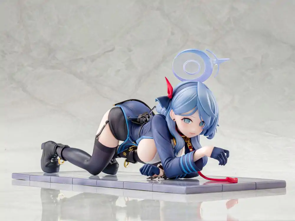 Blue Archive 1/7 Ako Memorial Lobby Ver. PVC szobor figura 23 cm termékfotó