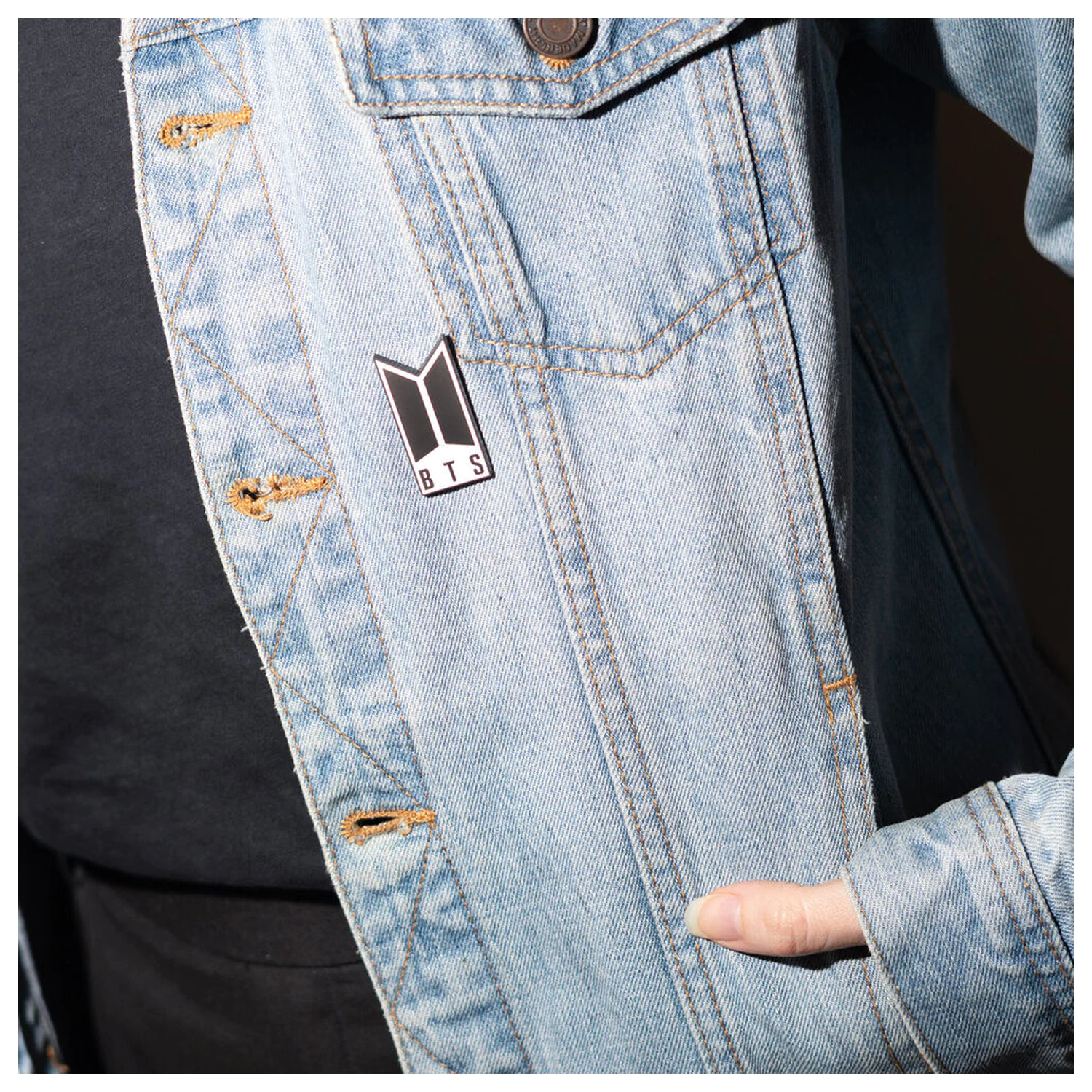 BTS logó kitűző termékfotó