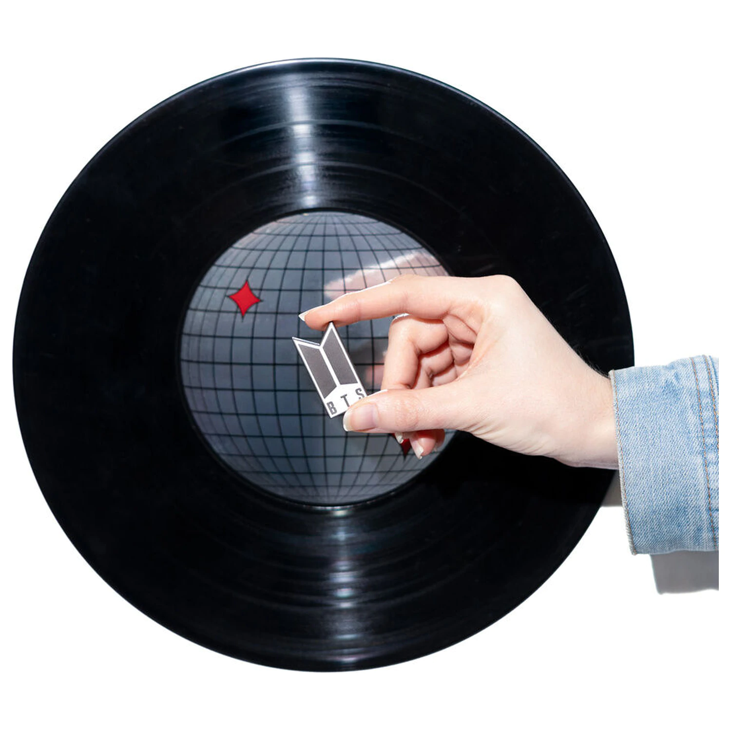 BTS logó kitűző termékfotó