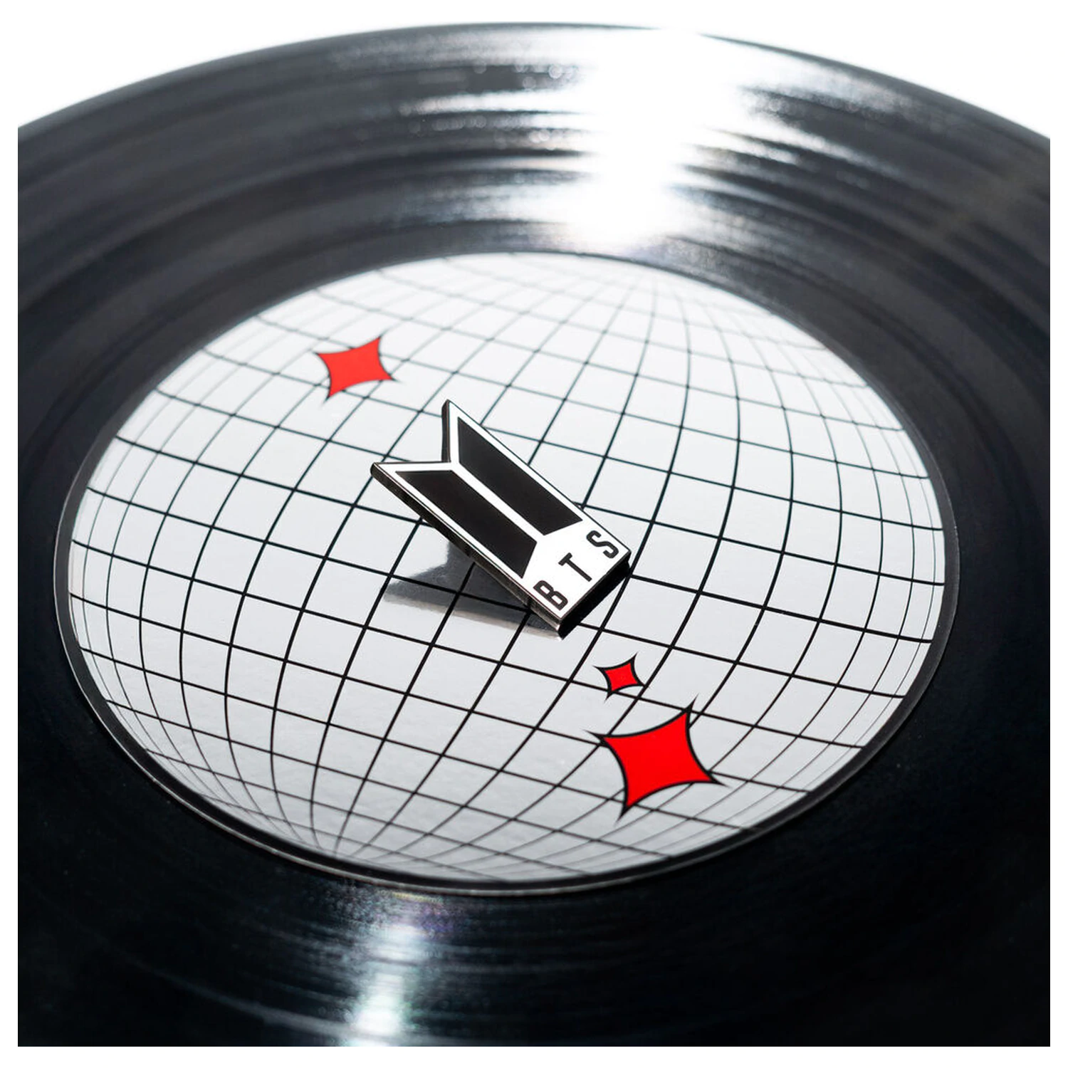 BTS logó kitűző termékfotó