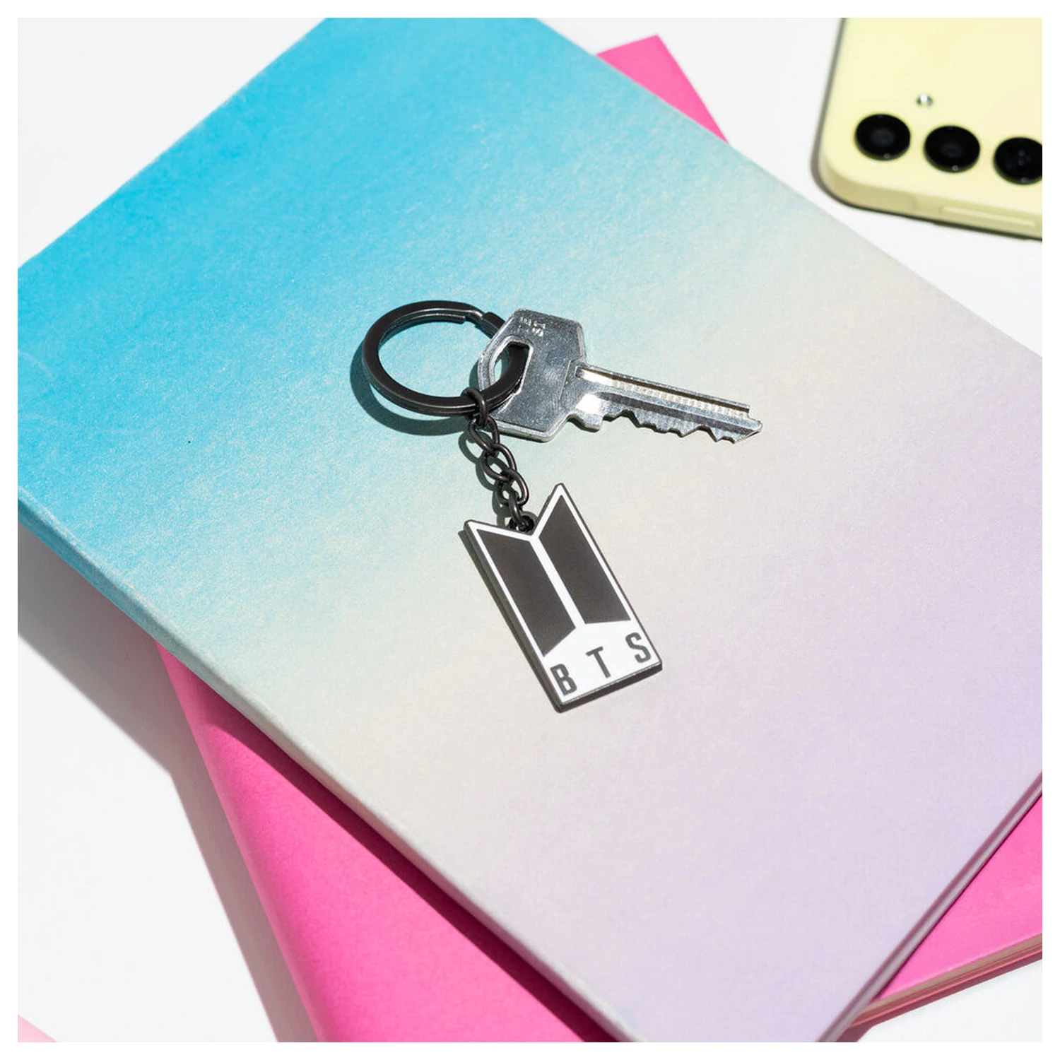BTS Logo kulcstartó termékfotó