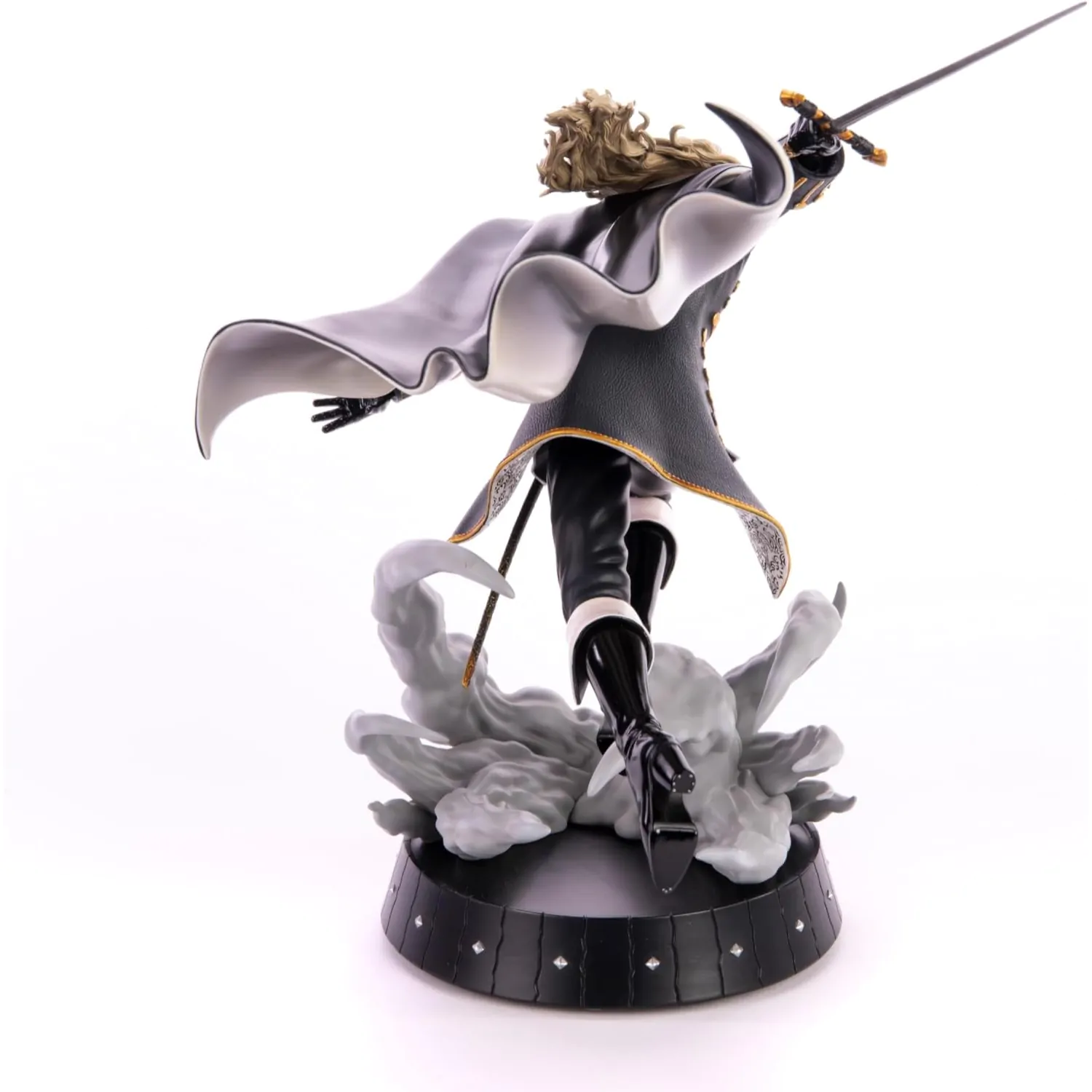 Castlevania Symphony of the Night Dash Attack Alucard szobor figura 30 cm termékfotó