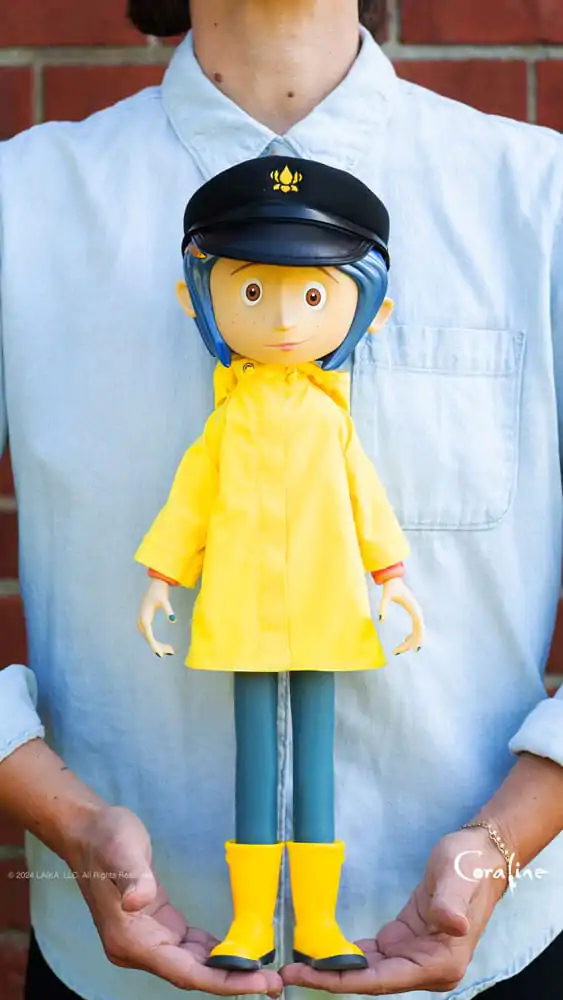 Coraline Supersize Vinyl Action Figure Coraline with Hat (Button Eyes) 40 cm termékfotó