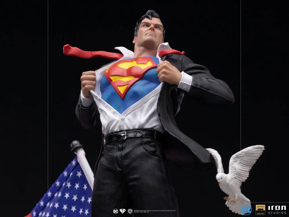 DC Comics Deluxe Art Scale 1/10 Clark Kent szobor figura 29 cm termékfotó