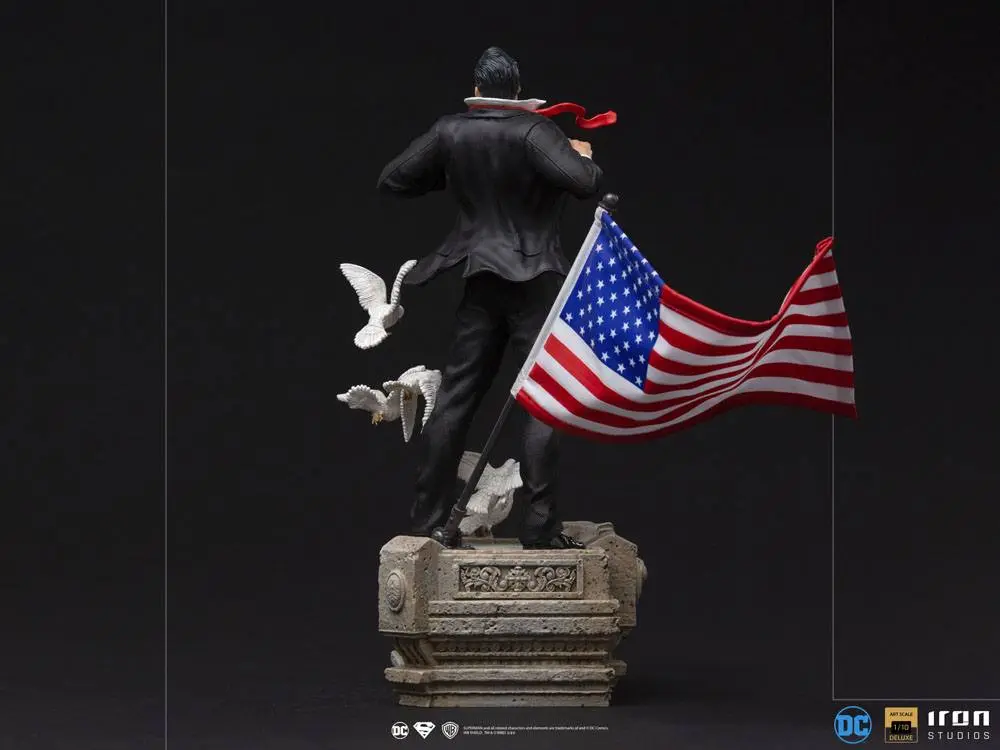DC Comics Deluxe Art Scale 1/10 Clark Kent szobor figura 29 cm termékfotó