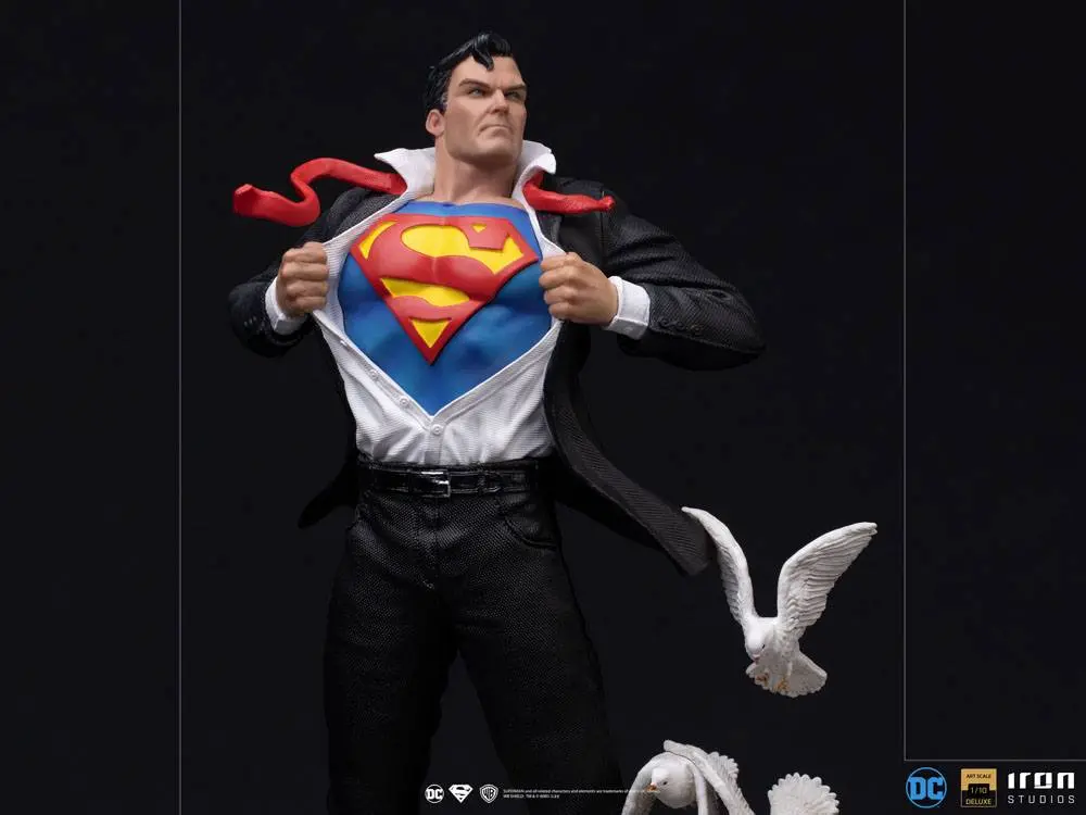 DC Comics Deluxe Art Scale 1/10 Clark Kent szobor figura 29 cm termékfotó
