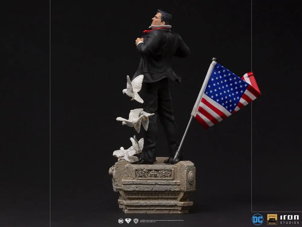 DC Comics Deluxe Art Scale 1/10 Clark Kent szobor figura 29 cm termékfotó