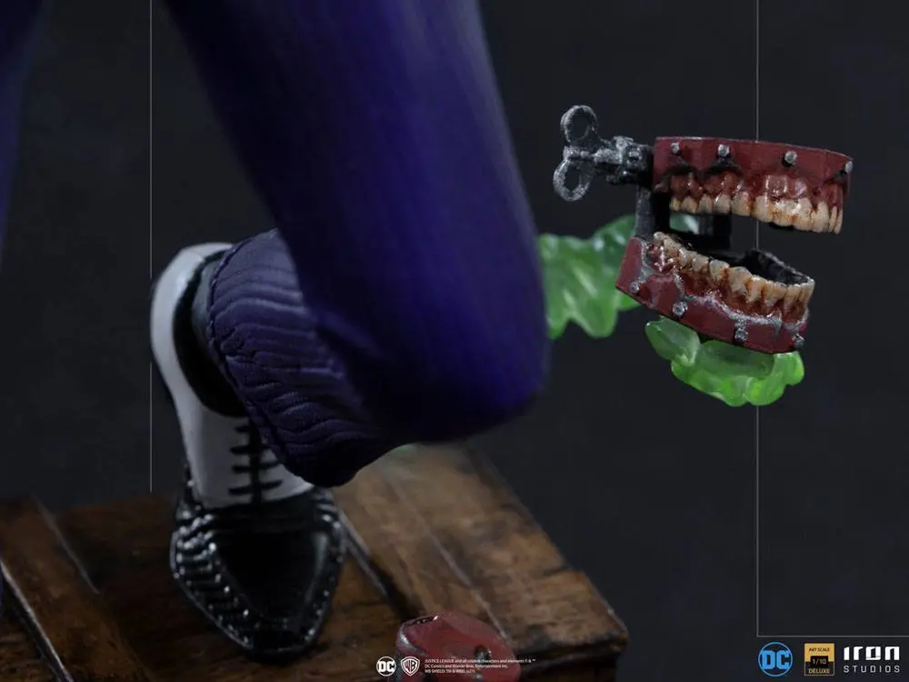 DC Comics Deluxe Art Scale 1/10 The Joker szobor figura 23 cm termékfotó