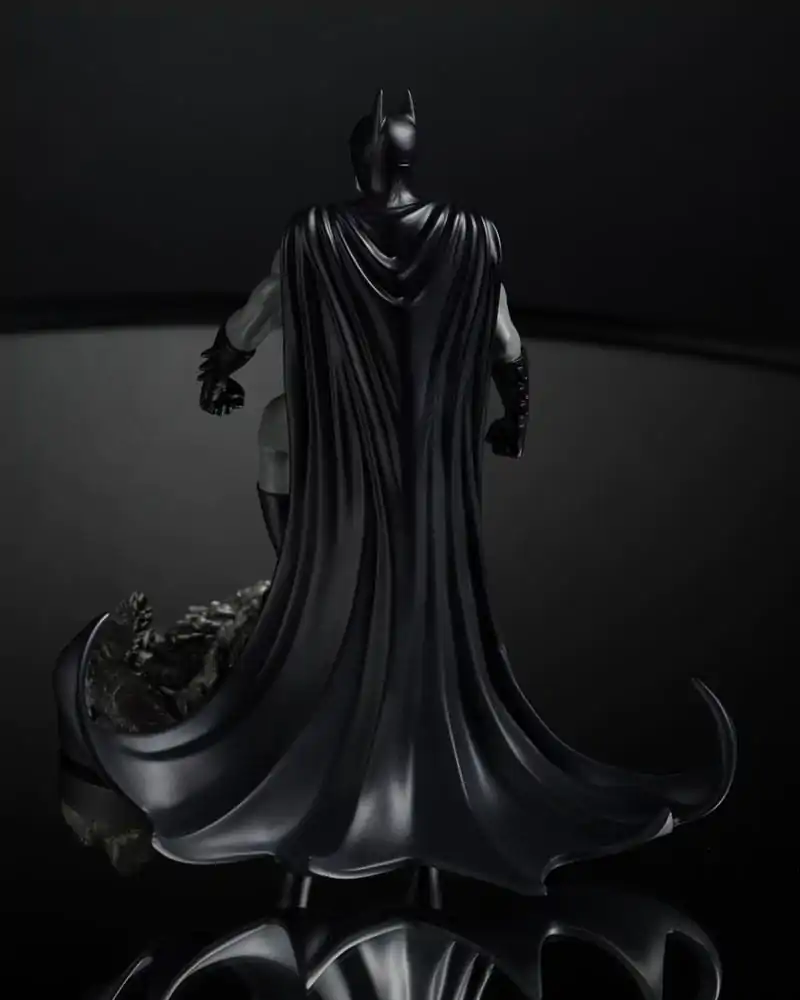 DC Direct 1/10 Batman by Bjorn Barends (Black White) szobor figura 18 cm termékfotó