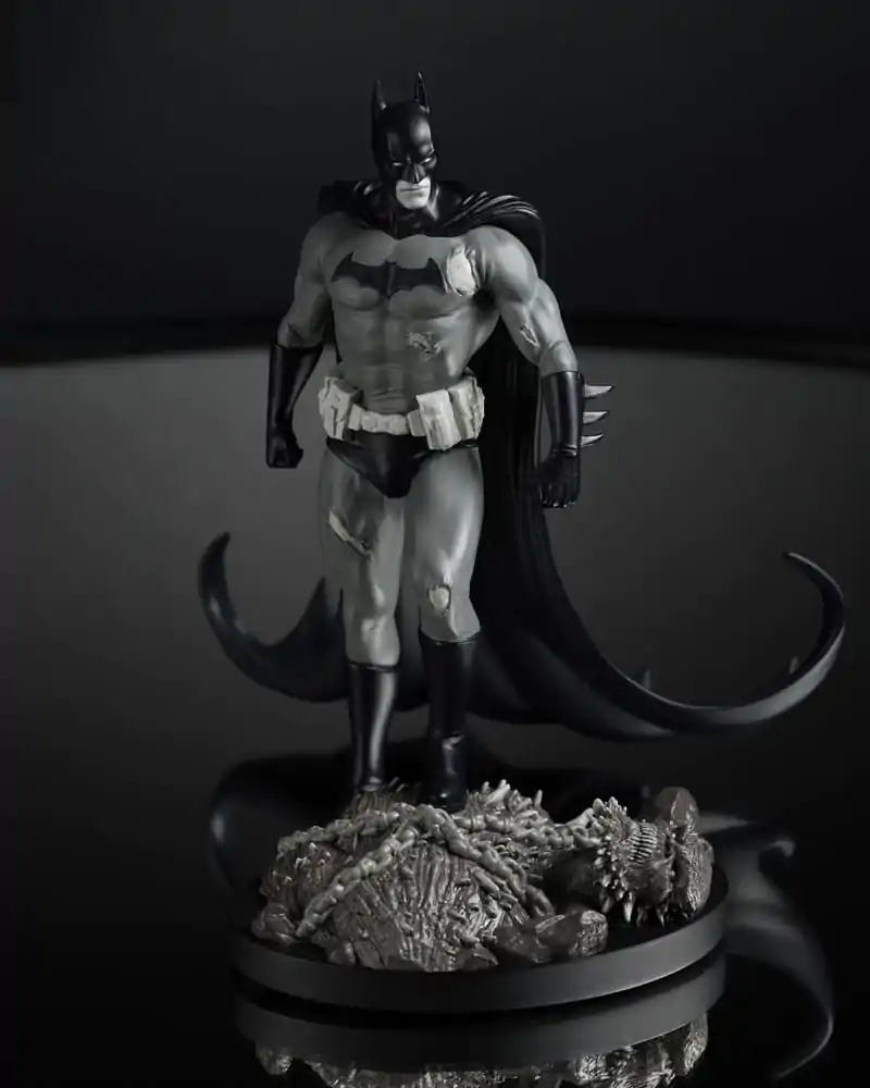 DC Direct 1/10 Batman by Bjorn Barends (Black White) szobor figura 18 cm termékfotó