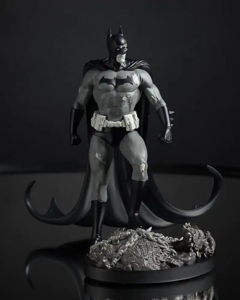 DC Direct 1/10 Batman by Bjorn Barends (Black White) szobor figura 18 cm termékfotó