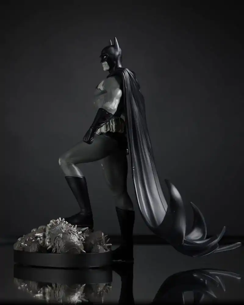 DC Direct 1/10 Batman by Bjorn Barends (Black White) szobor figura 18 cm termékfotó