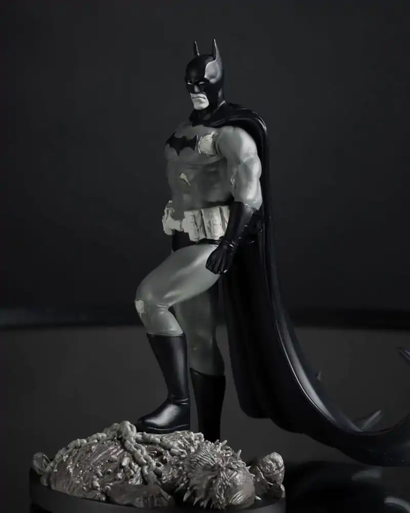 DC Direct 1/10 Batman by Bjorn Barends (Black White) szobor figura 18 cm termékfotó