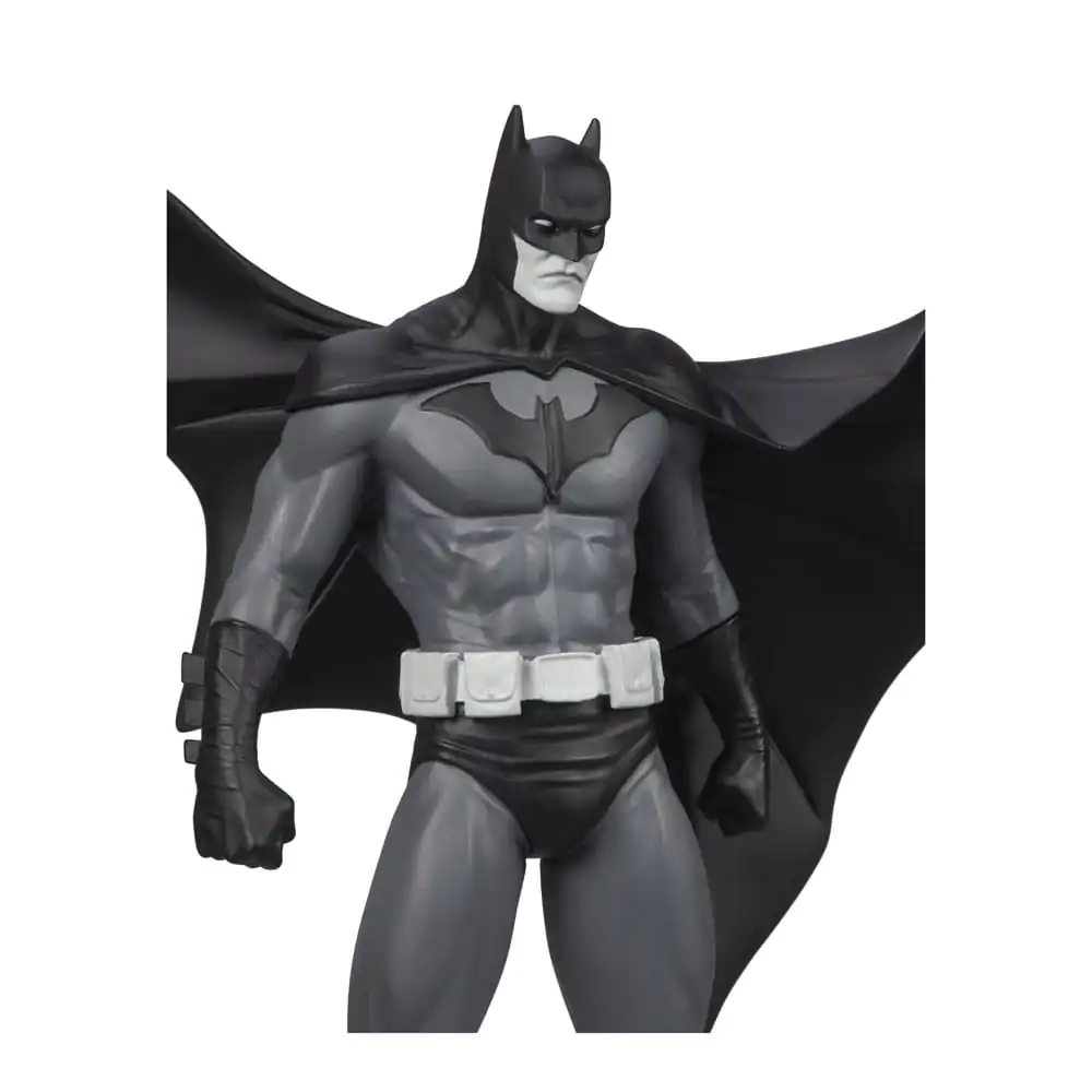 DC Direct Batman Black & White Batman (by Jorge Jimenez) gyanta szobor figura 27 cm termékfotó