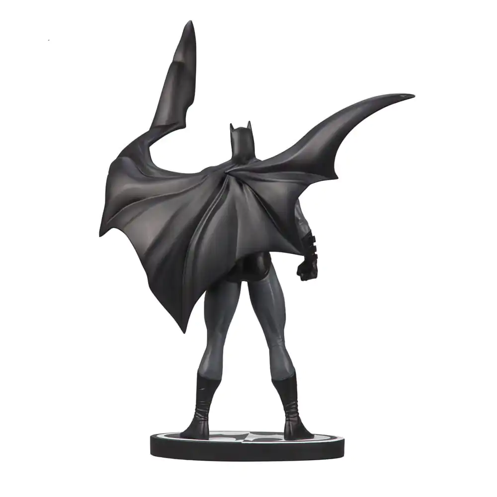 DC Direct Batman Black & White Batman (by Jorge Jimenez) gyanta szobor figura 27 cm termékfotó