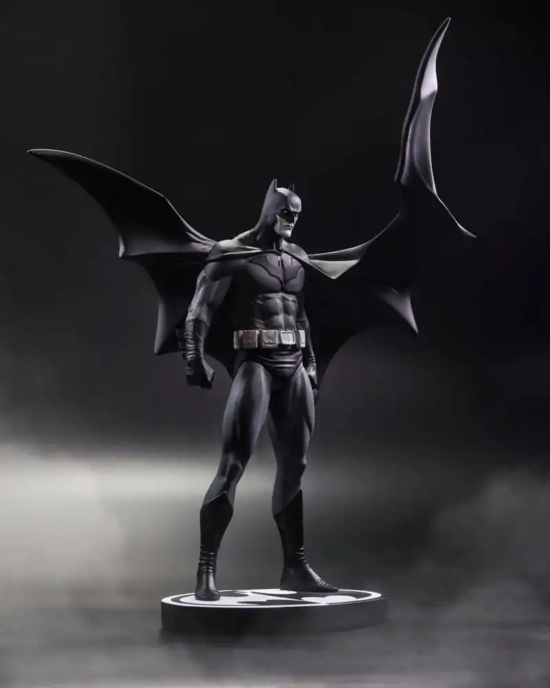 DC Direct Batman Black & White Batman (by Jorge Jimenez) gyanta szobor figura 27 cm termékfotó