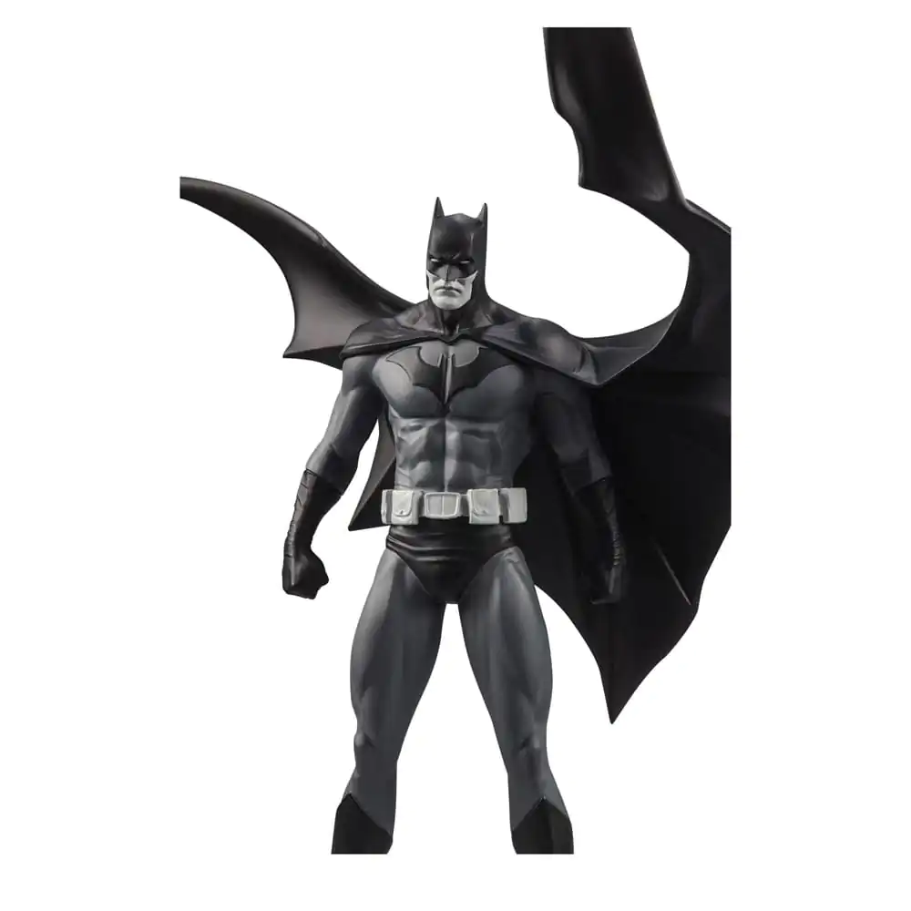 DC Direct Batman Black & White Batman (by Jorge Jimenez) gyanta szobor figura 27 cm termékfotó