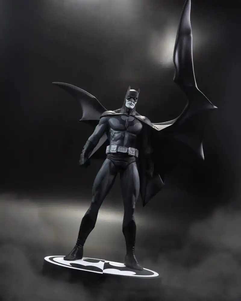 DC Direct Batman Black & White Batman (by Jorge Jimenez) gyanta szobor figura 27 cm termékfotó