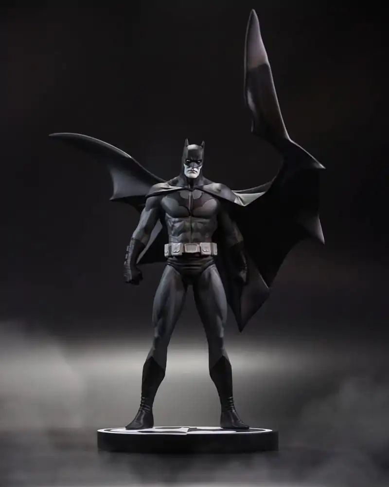 DC Direct Batman Black & White Batman (by Jorge Jimenez) gyanta szobor figura 27 cm termékfotó