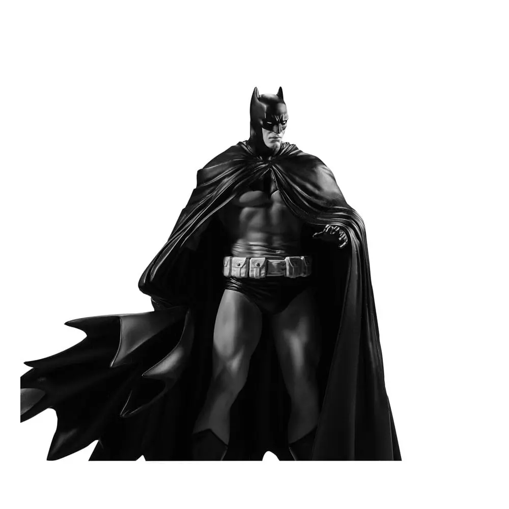 DC Direct Batman Black &amp; White (Batman by Lee Weeks) szobor figura 19 cm termékfotó