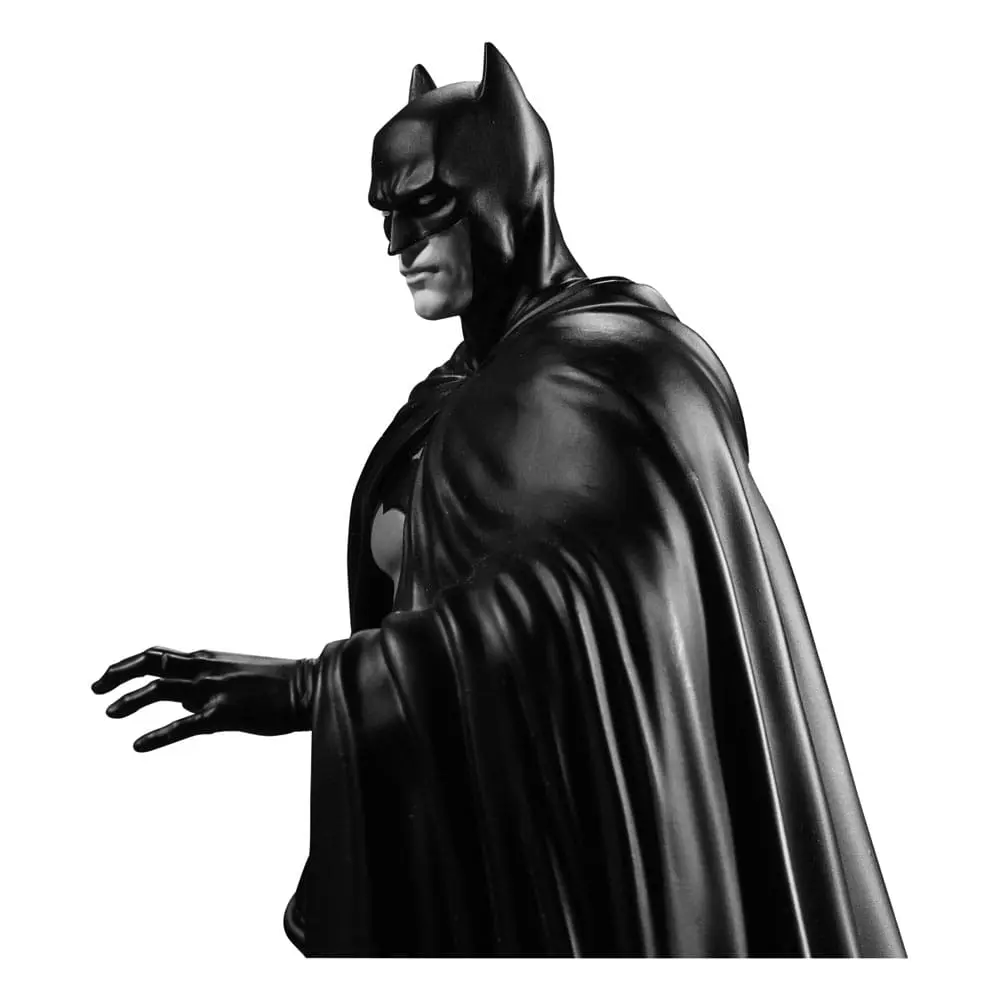 DC Direct Batman Black &amp; White (Batman by Lee Weeks) szobor figura 19 cm termékfotó