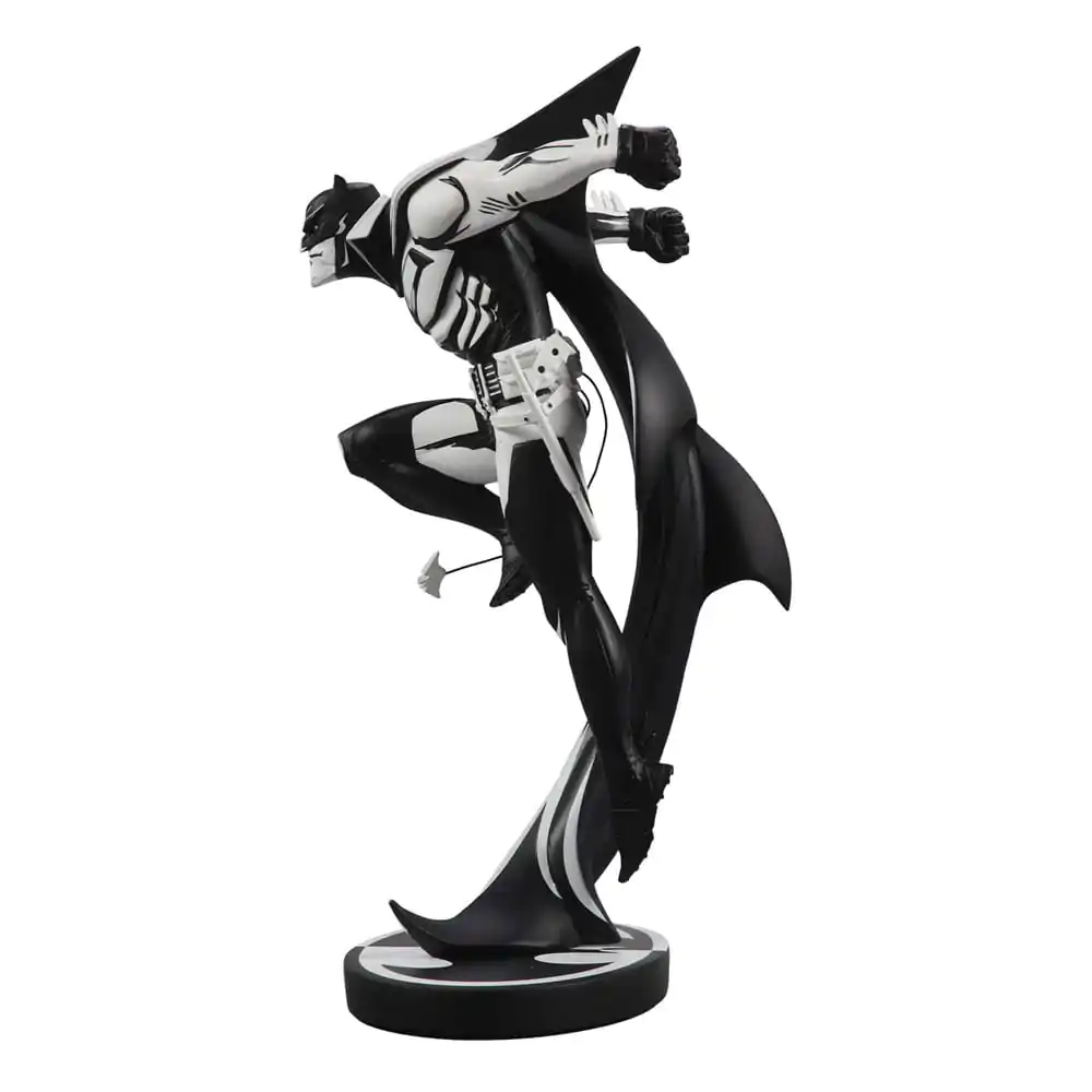 DC Direct Batman Black &amp; White White Knight by Sean Murphy gyanta szobor figura 23 cm termékfotó