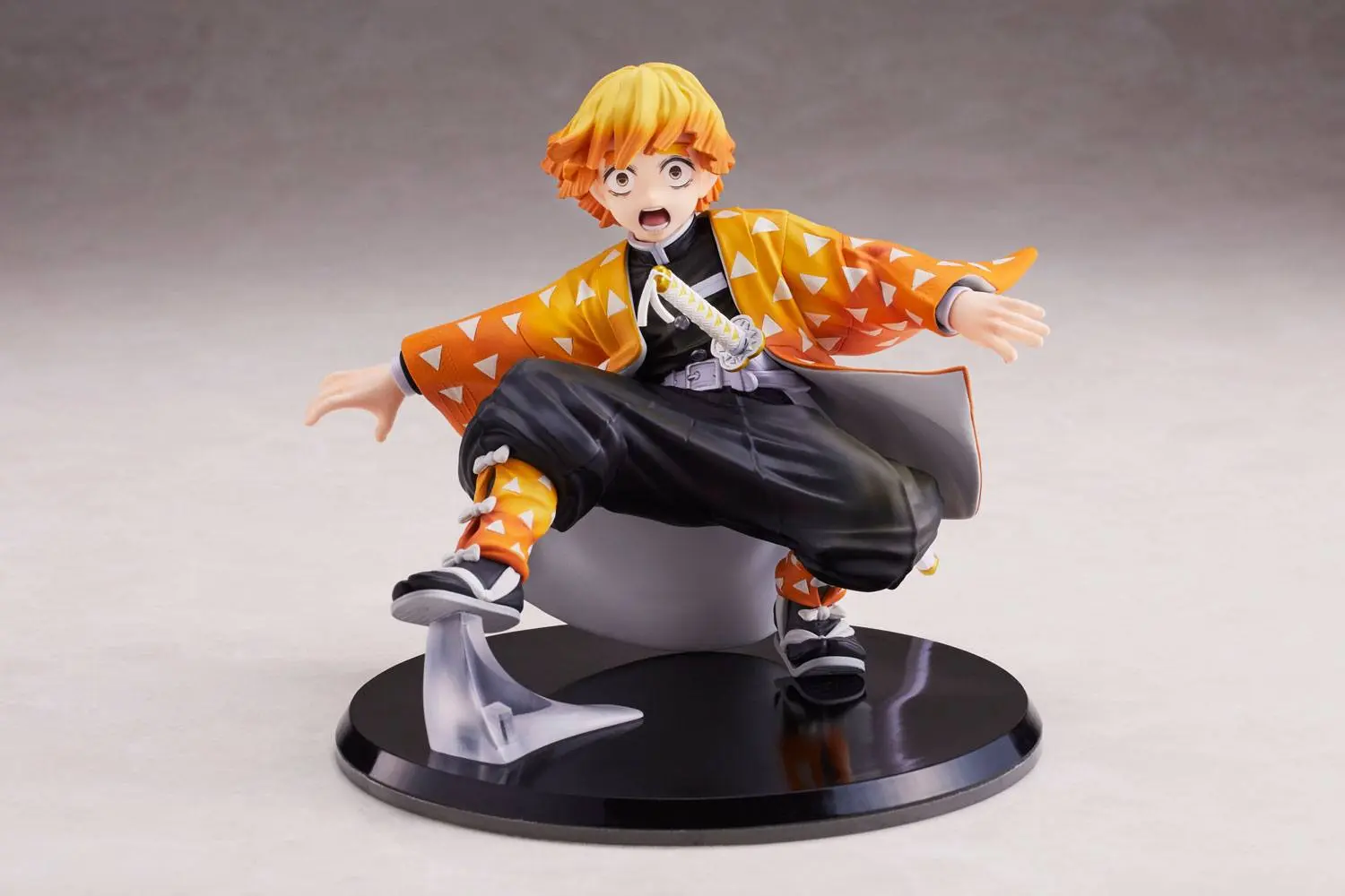 Demon Slayer: Kimetsu no Yaiba szobor figura 1/8 Zenitsu Agatsuma 12 cm termékfotó