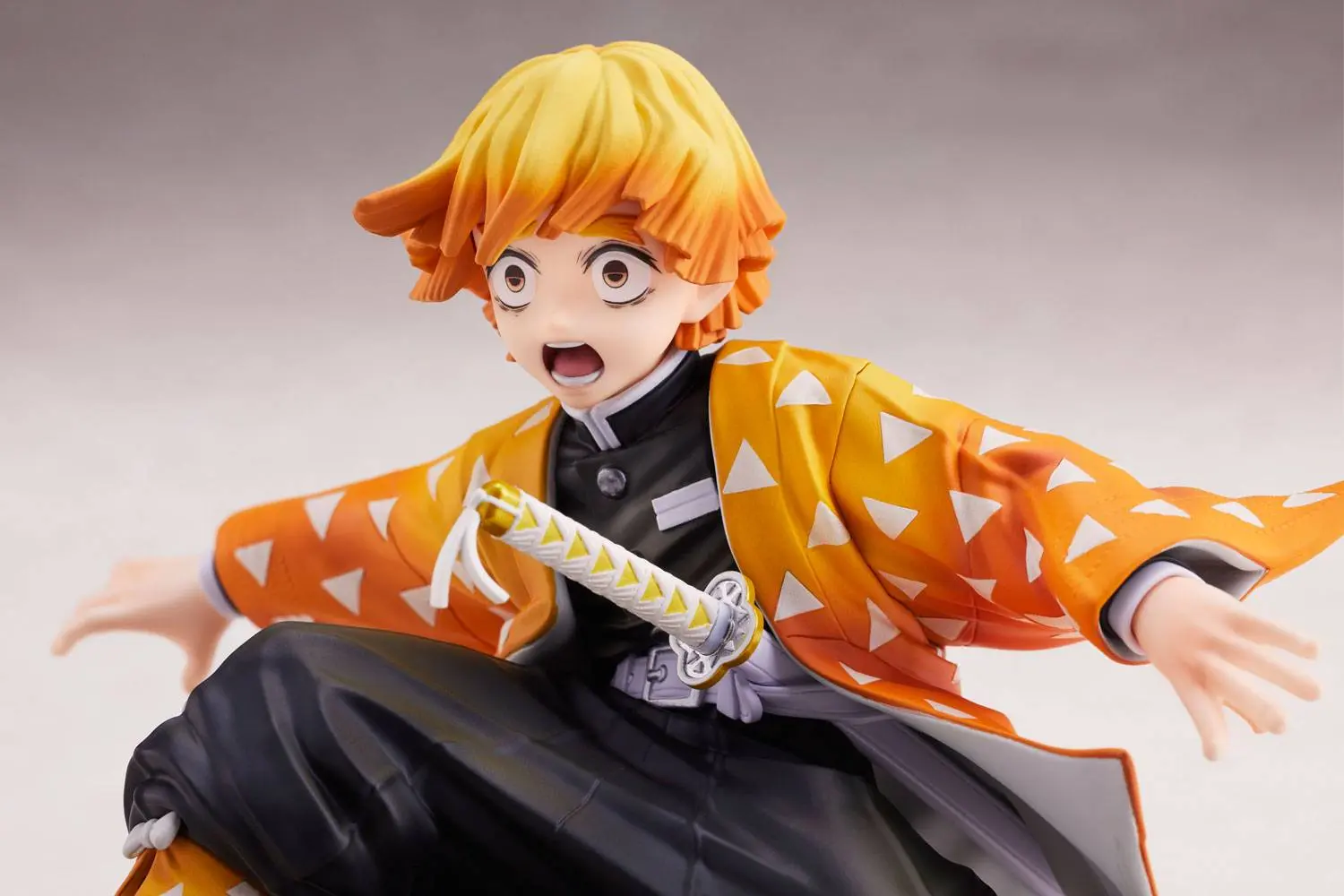 Demon Slayer: Kimetsu no Yaiba szobor figura 1/8 Zenitsu Agatsuma 12 cm termékfotó