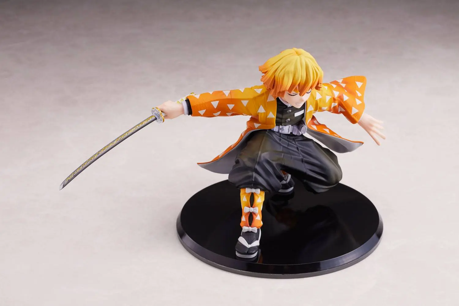 Demon Slayer: Kimetsu no Yaiba szobor figura 1/8 Zenitsu Agatsuma 12 cm termékfotó