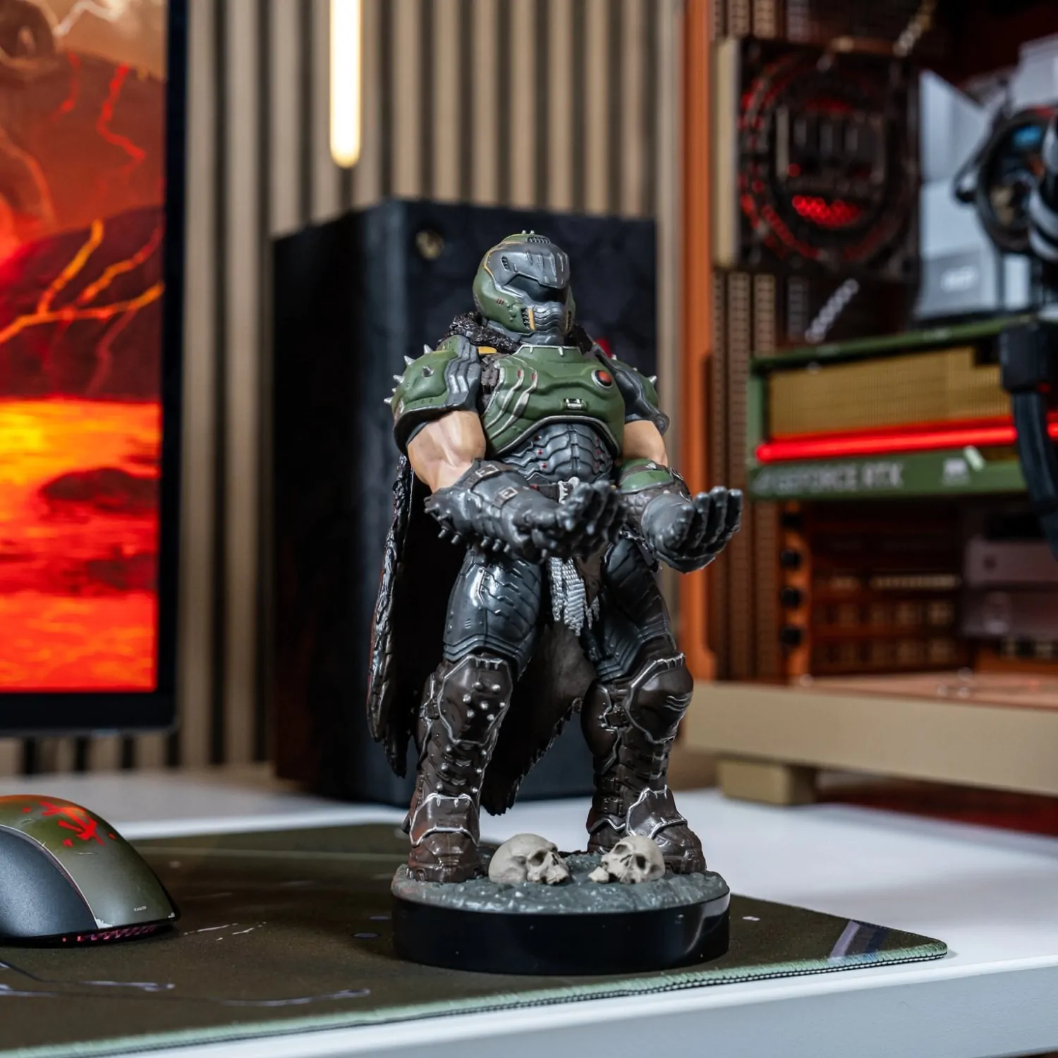 Doom Doomslayer Cable Guy figura kontroller/telefon tartó termékfotó