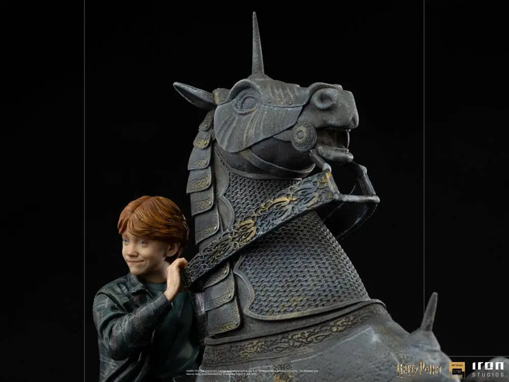 Harry Potter Deluxe Art Ron Weasley at the Wizard Chess 1/10 Méretarányú szobor figura  35 cm termékfotó