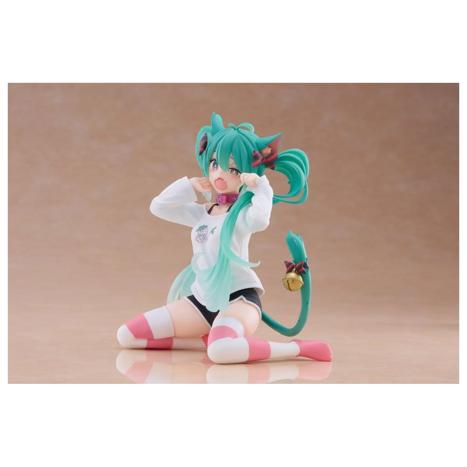 Hatsune Miku Desktop Cute figura Hatsune Miku Cat Ear T-Shirt Ver. PVC szobor figura 13 cm     termékfotó