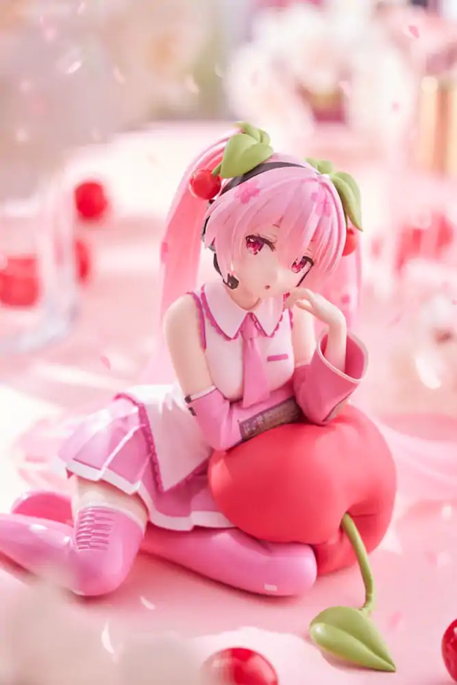 Hatsune Miku Desktop Cute figura Sakura Miku Cherry Cushion Ver. PVC szobor figura 13 cm termékfotó