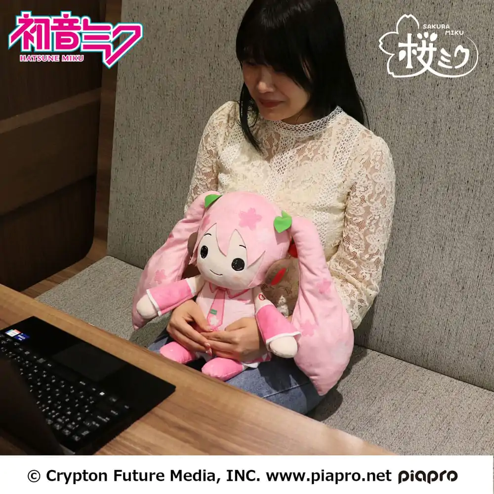Hatsune Miku Pillowgurumi Sakura Miku plüss figura 44 cm termékfotó