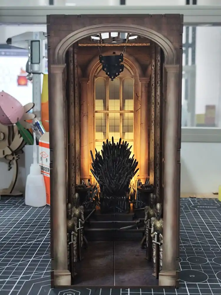 House of the Dragon Tiny Adventures Book Nook Mini Diorama Iron Throne 23 cm termékfotó