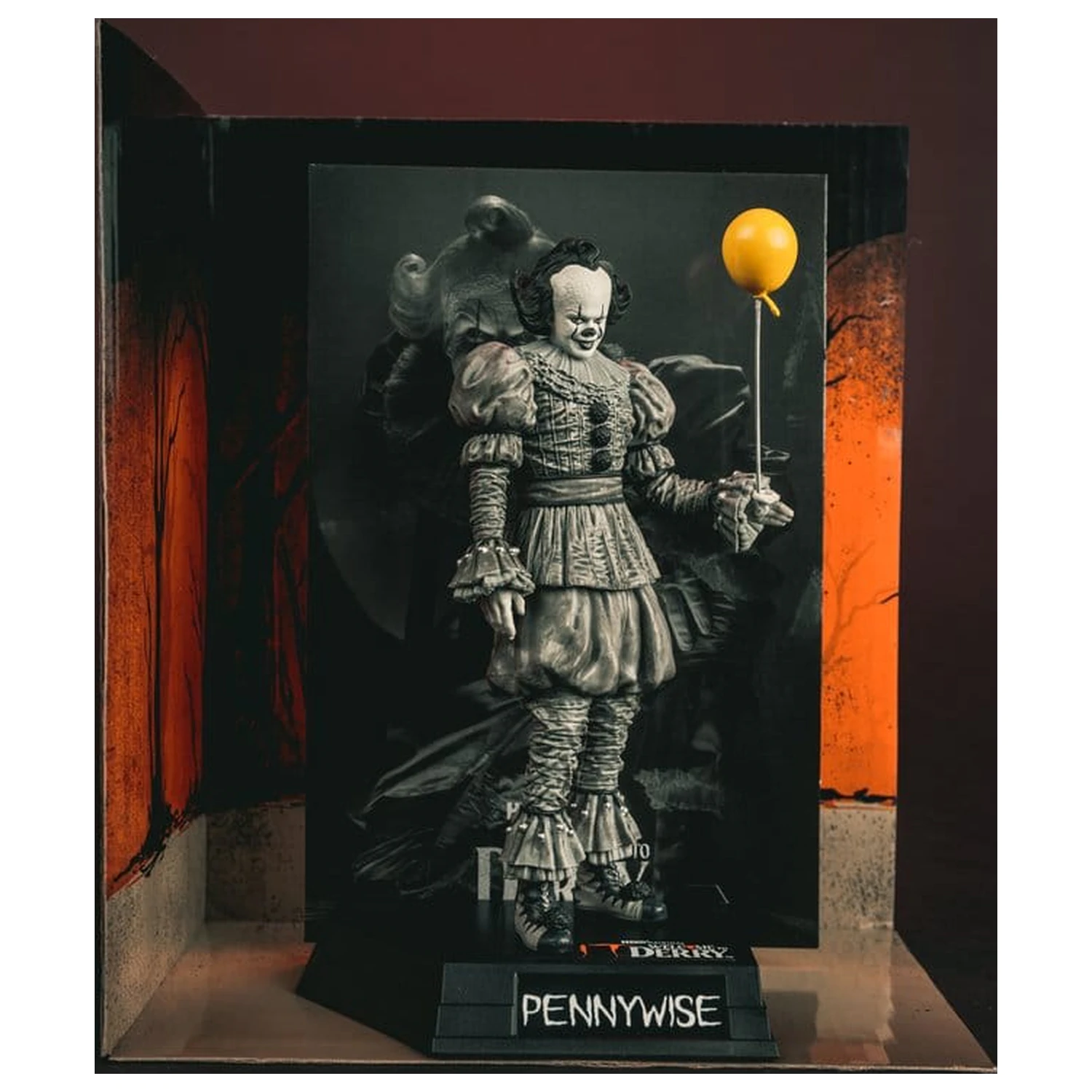 It Welcome to Derry Movie Maniacs figura Pennywise (Black & White) 16 cm termékfotó