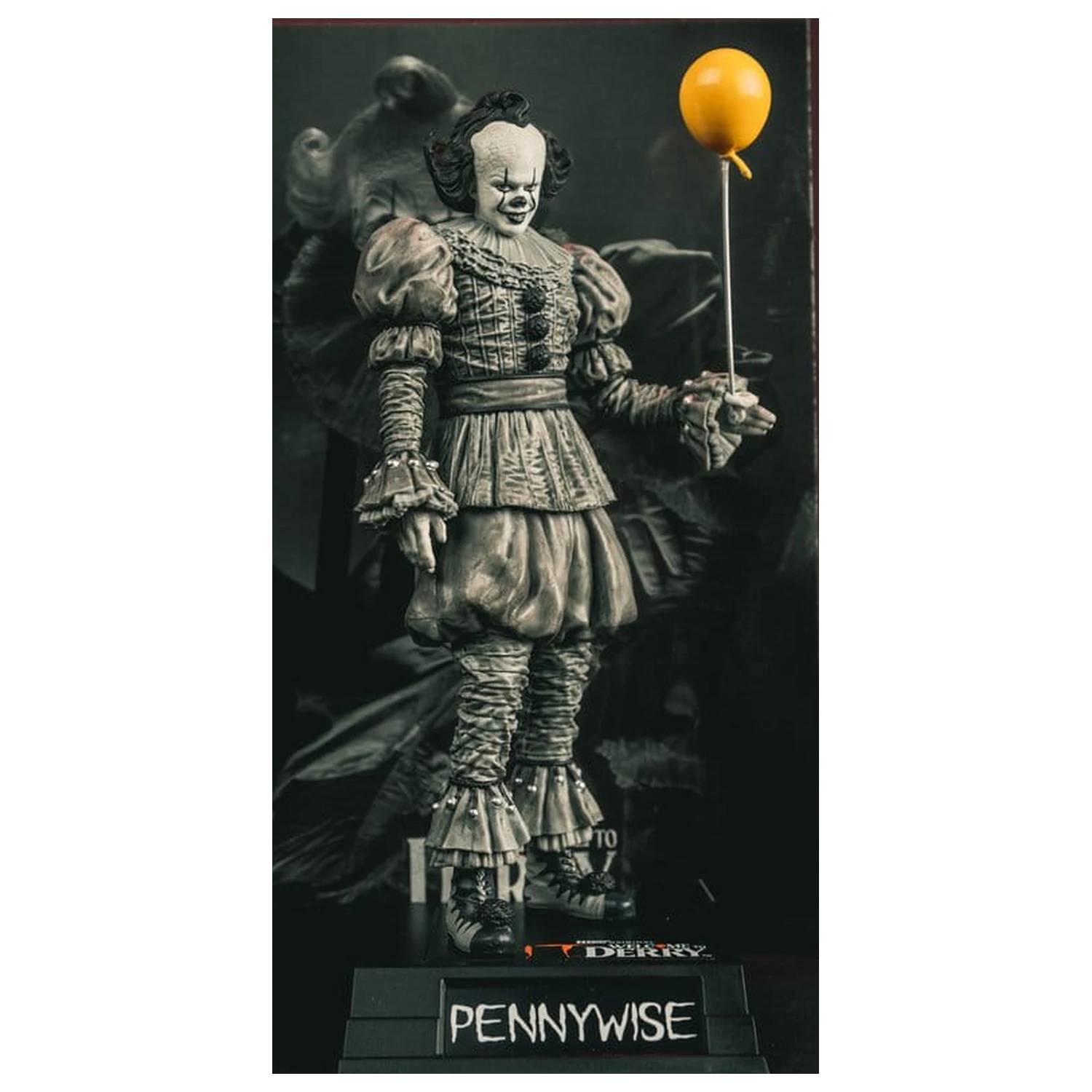 It Welcome to Derry Movie Maniacs figura Pennywise (Black & White) 16 cm termékfotó