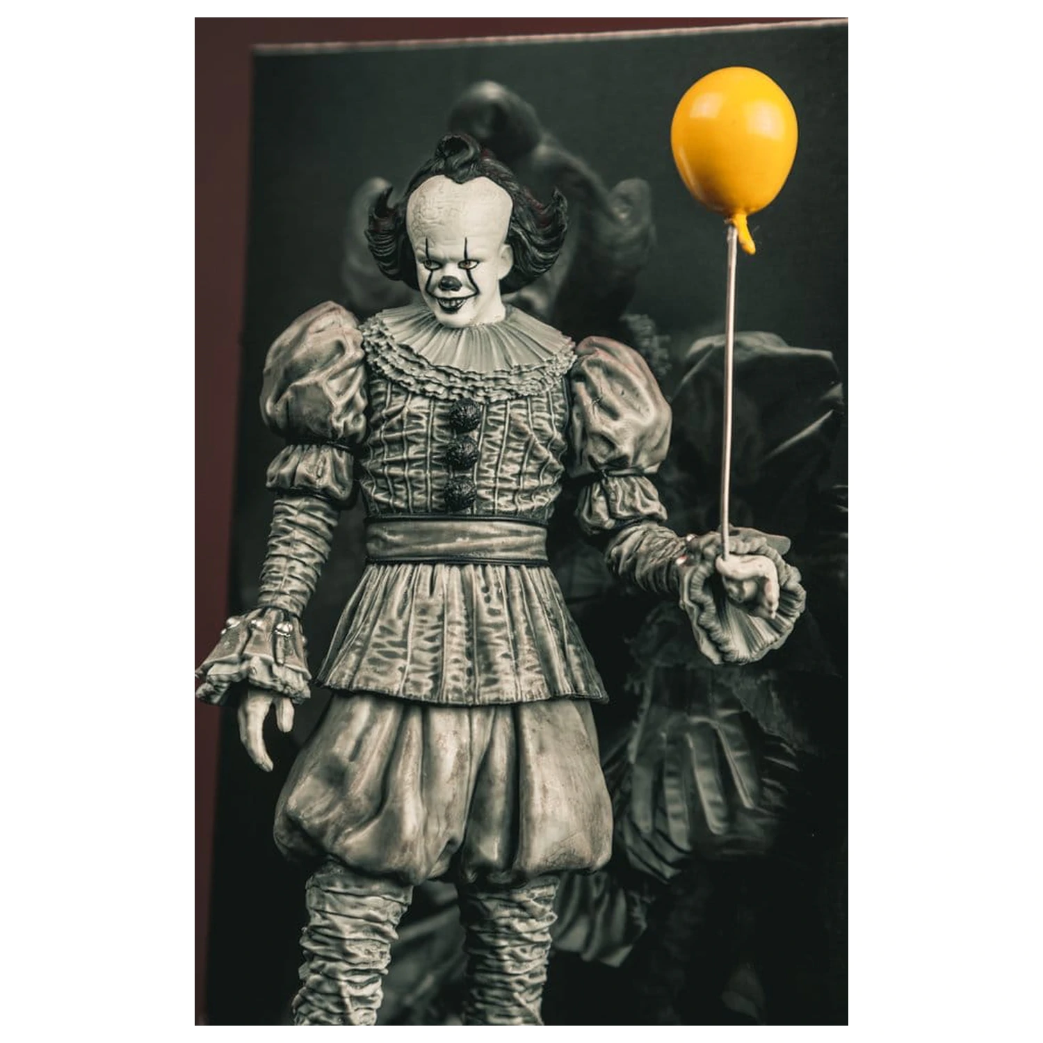 It Welcome to Derry Movie Maniacs figura Pennywise (Black & White) 16 cm termékfotó